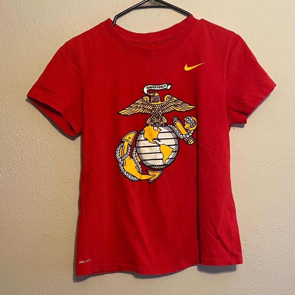 NIKE. Women’s shirt.